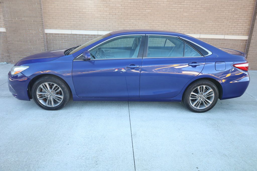 2015 Toyota Camry SE photo 3