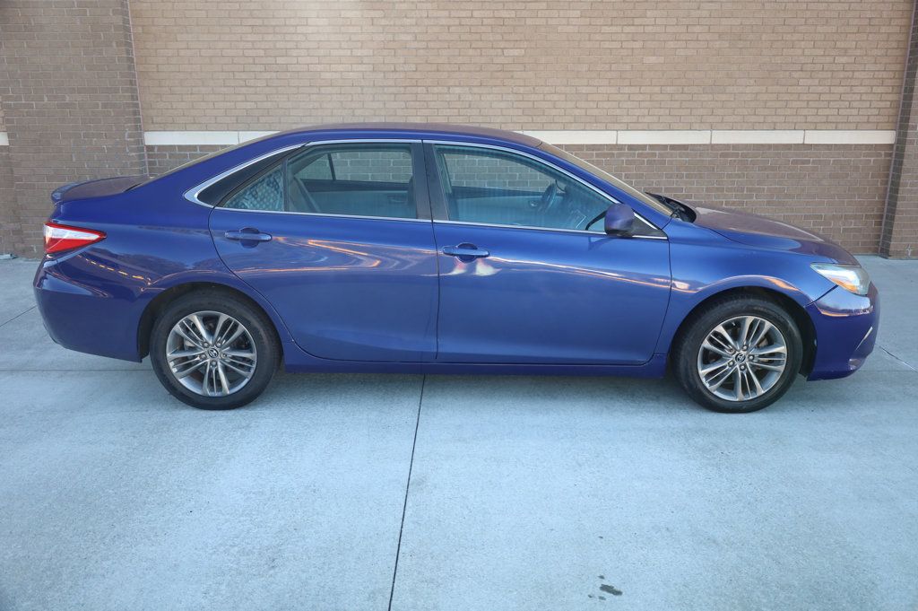 2015 Toyota Camry SE photo 4
