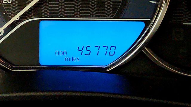 2015 Toyota Corolla 4dr Sedan CVT LE - 22995779 - 14