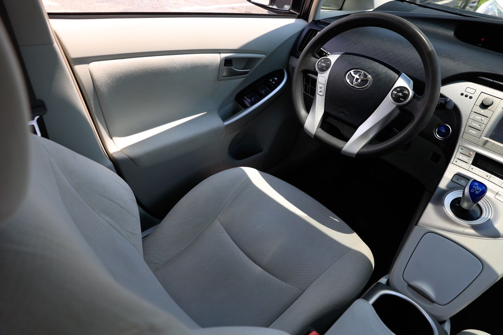 2015 Toyota Prius Four photo 21