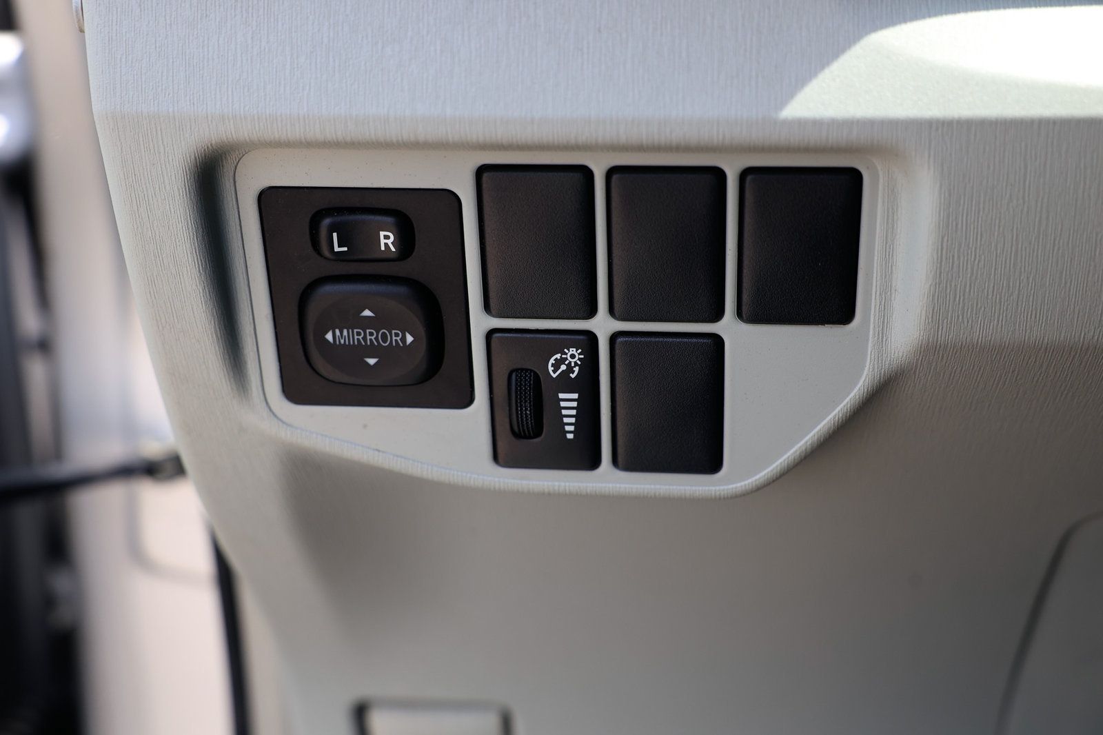 2015 Toyota Prius Four photo 39