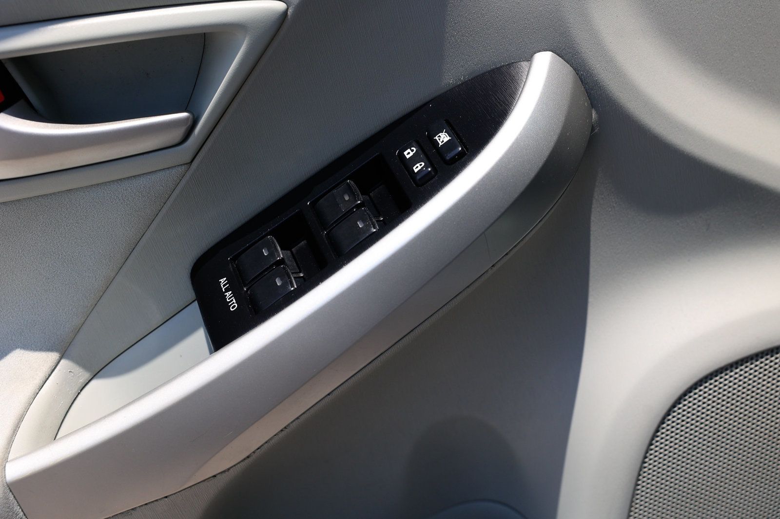 2015 Toyota Prius Four photo 42