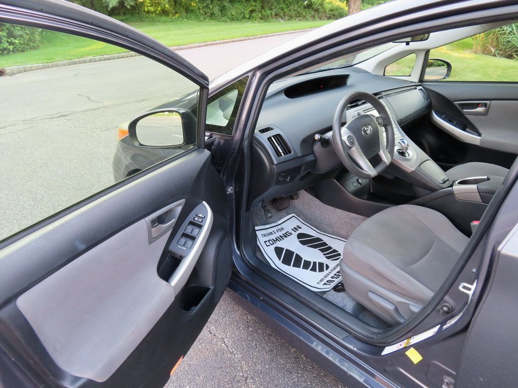 2015 Toyota Prius Three photo 5