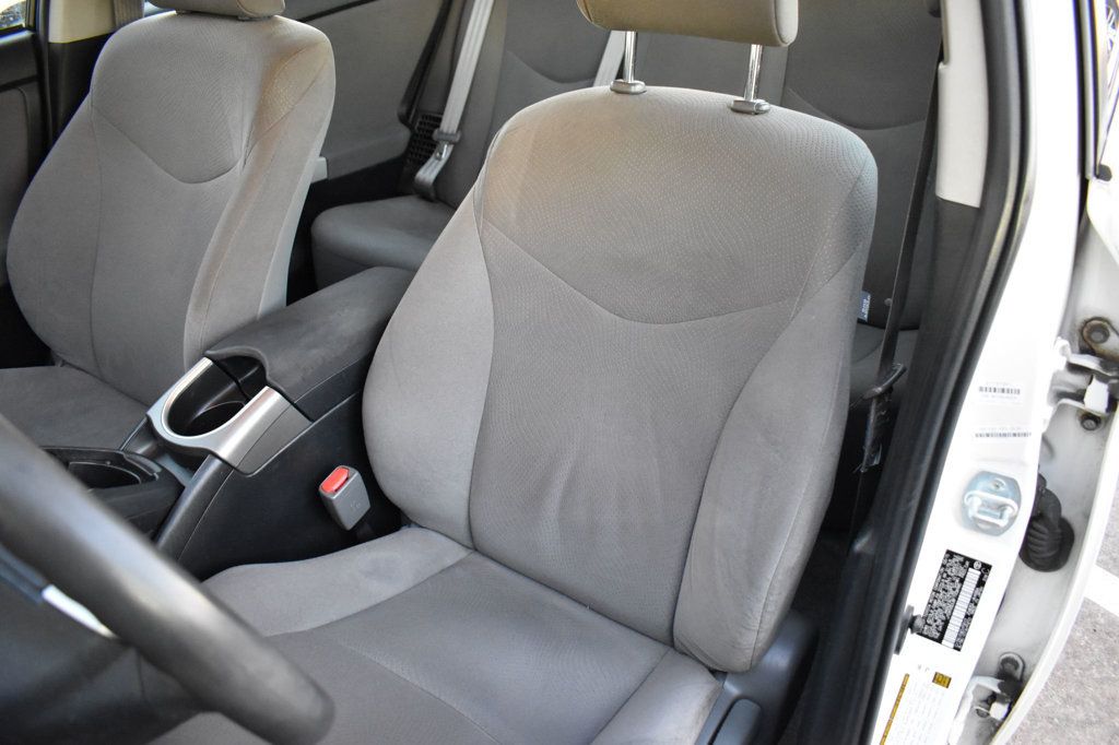 2015 Toyota Prius 5dr Hatchback Two - 22966295 - 11