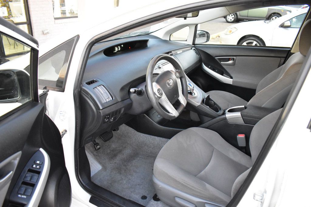 2015 Toyota Prius 5dr Hatchback Two - 22966295 - 12