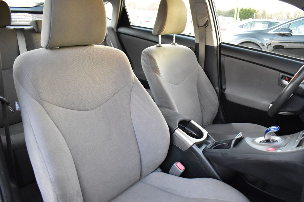 2015 Toyota Prius 5dr Hatchback Two - 22966295 - 14