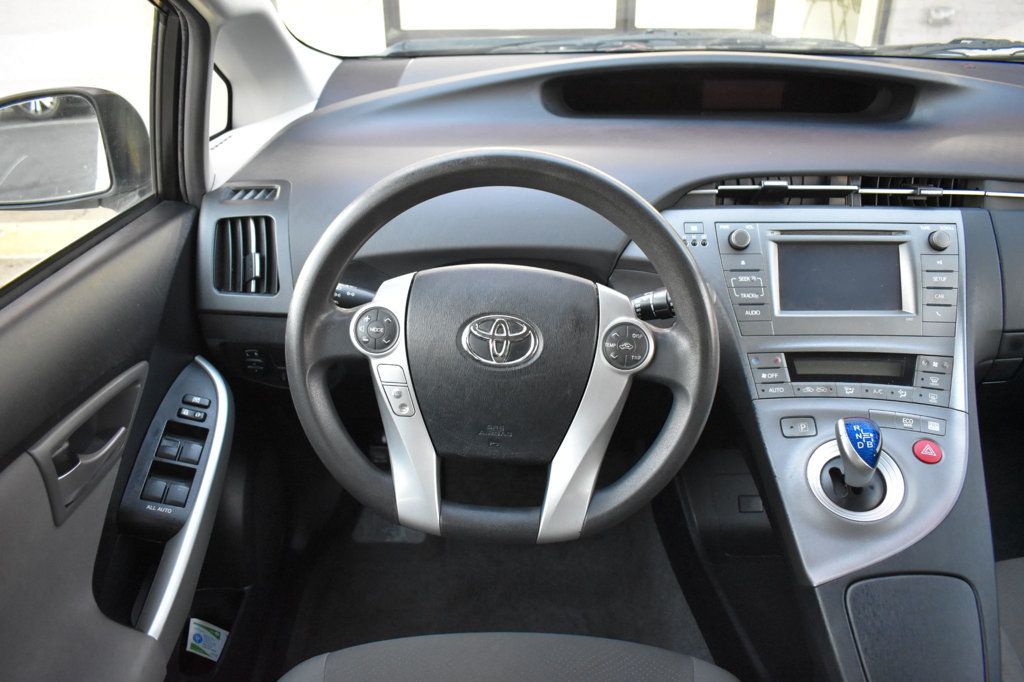 2015 Toyota Prius 5dr Hatchback Two - 22966295 - 25