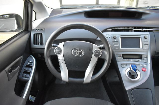 2015 Toyota Prius 5dr Hatchback Two - 22966295 - 25