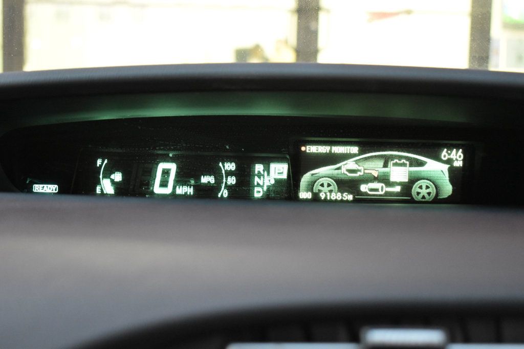 2015 Toyota Prius 5dr Hatchback Two - 22966295 - 31