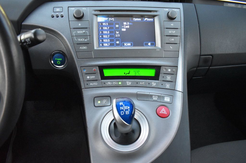 2015 Toyota Prius 5dr Hatchback Two - 22966295 - 32