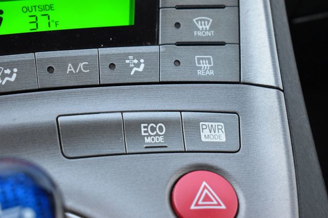 2015 Toyota Prius 5dr Hatchback Two - 22966295 - 37