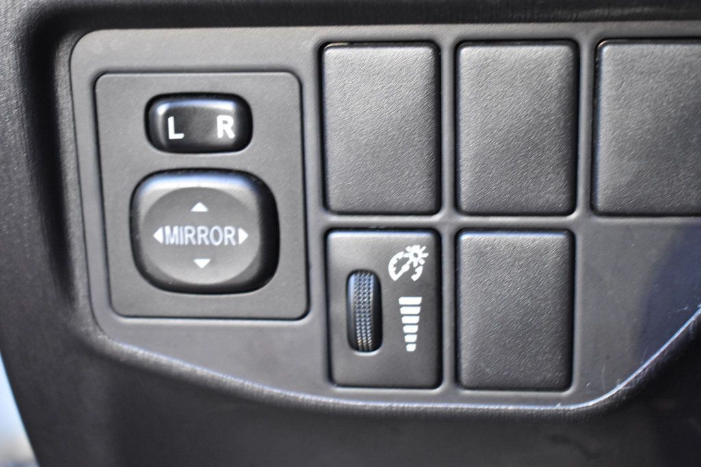 2015 Toyota Prius 5dr Hatchback Two - 22966295 - 38