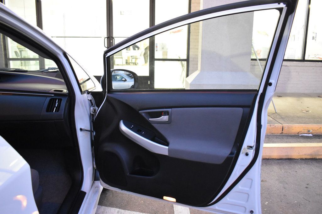 2015 Toyota Prius 5dr Hatchback Two - 22966295 - 43