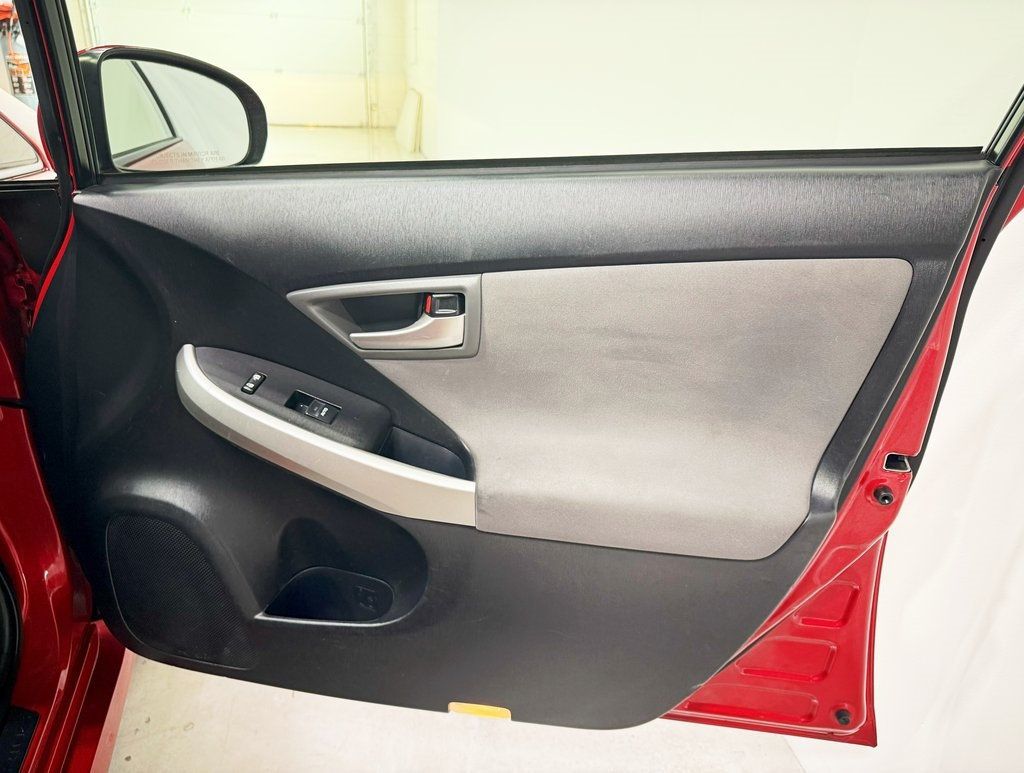 2015 Toyota Prius 5dr Hatchback Two - 22920961 - 28