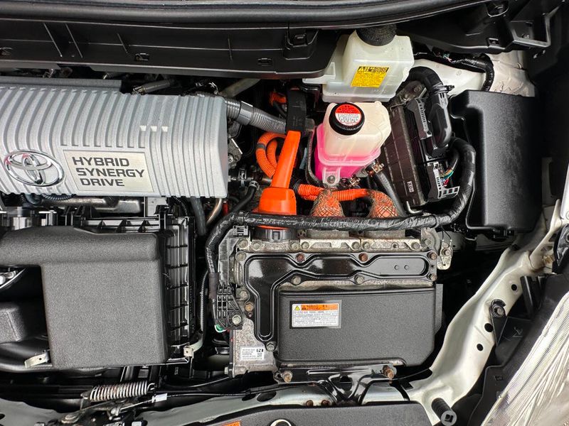 2015 Toyota Prius 5dr Hatchback Two - 22891533 - 25