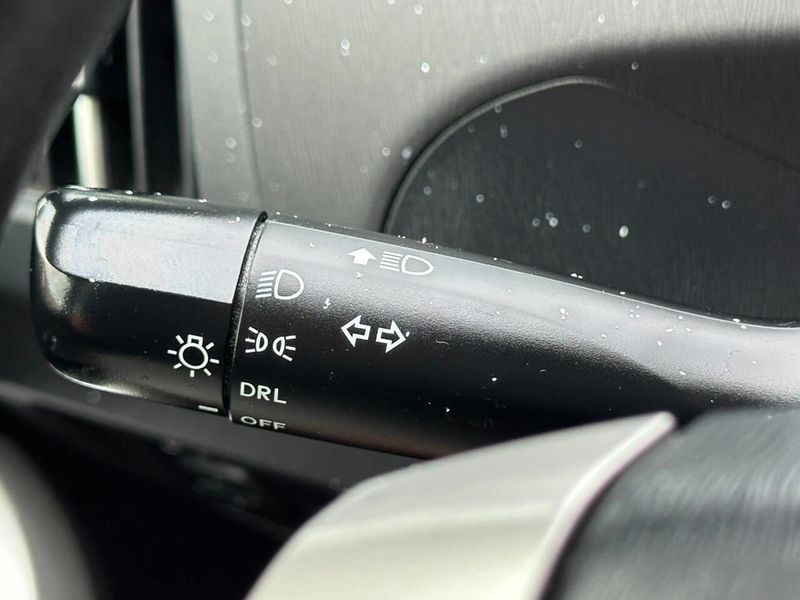 2015 Toyota Prius 5dr Hatchback Two - 22891533 - 34