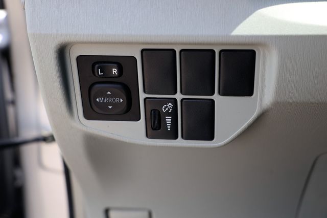 2015 Toyota Prius 5dr Hatchback Two - 22887862 - 40