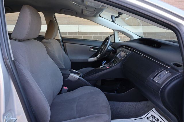 2015 Toyota Prius Two - 23095861 - 25