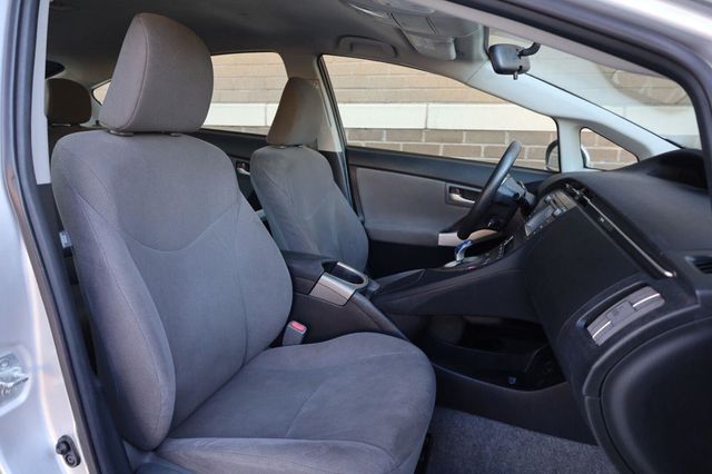 2015 Toyota Prius Two - 23095861 - 26