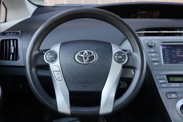 2015 Toyota Prius Two - 23095861 - 29
