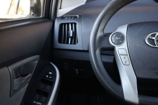 2015 Toyota Prius Two - 23095861 - 30