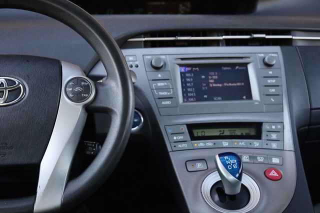 2015 Toyota Prius Two - 23095861 - 31