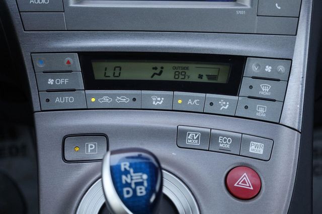 2015 Toyota Prius Two - 23095861 - 38