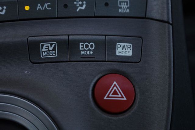 2015 Toyota Prius Two - 23095861 - 40