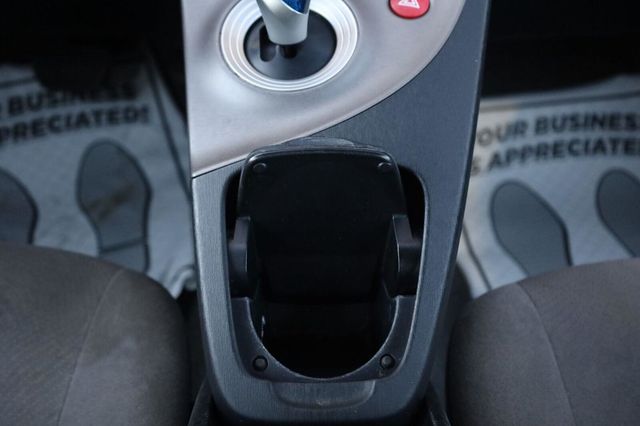 2015 Toyota Prius Two - 23095861 - 42