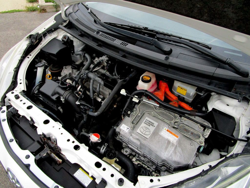 2015 Toyota Prius c 5dr Hatchback Two - 22930706 - 31