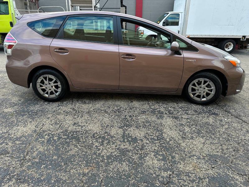 2015 Toyota Prius v 5dr Wagon Three - 22905725 - 9