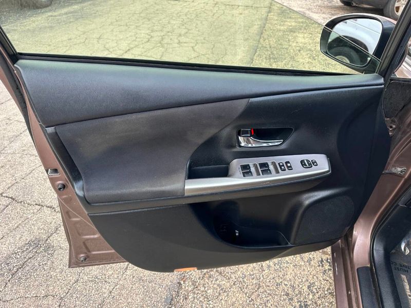 2015 Toyota Prius v 5dr Wagon Three - 22905725 - 12