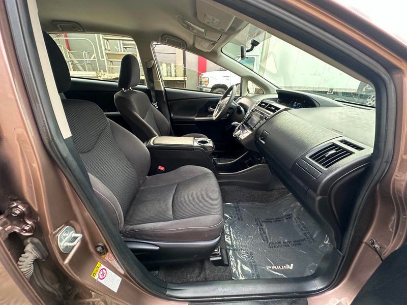 2015 Toyota Prius v 5dr Wagon Three - 22905725 - 23