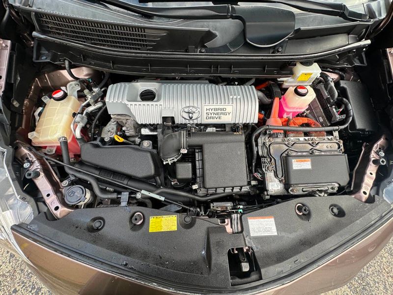 2015 Toyota Prius v 5dr Wagon Three - 22905725 - 24