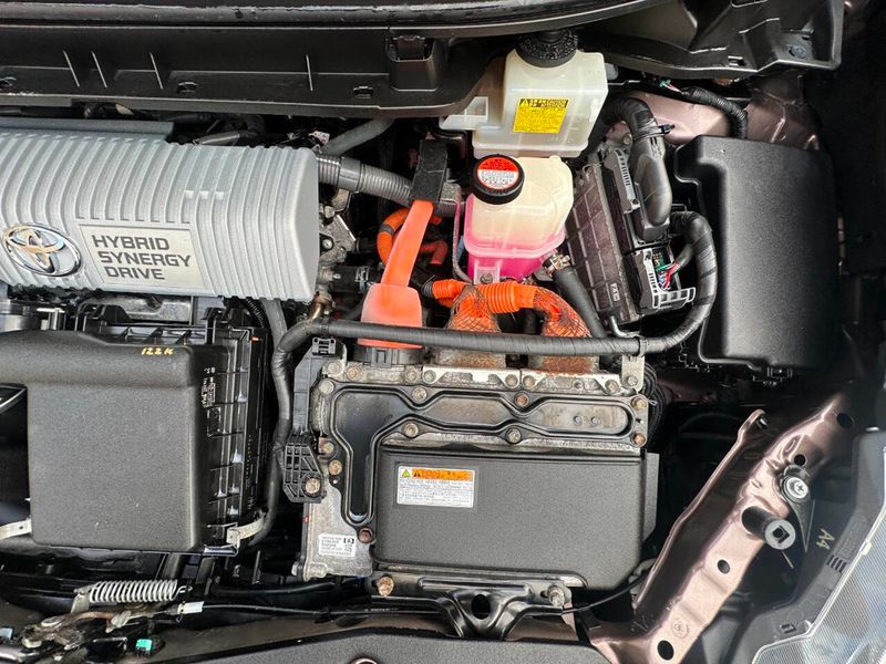 2015 Toyota Prius v 5dr Wagon Three - 22905725 - 26