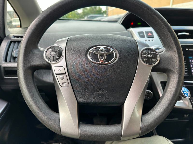 2015 Toyota Prius v 5dr Wagon Three - 22905725 - 28