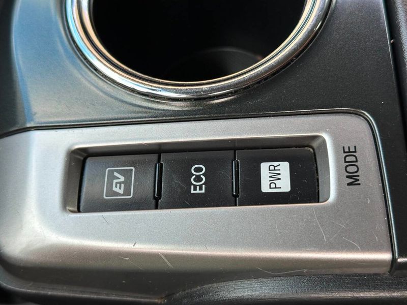 2015 Toyota Prius v 5dr Wagon Three - 22905725 - 46