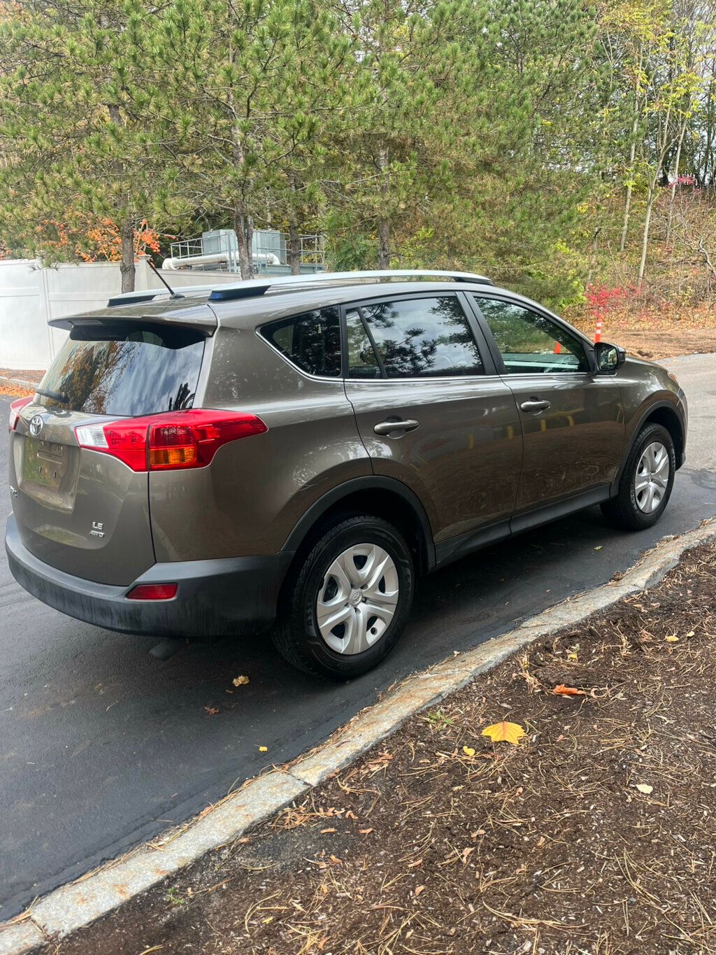 2015 Toyota RAV4 AWD 4dr LE - 22940984 - 3