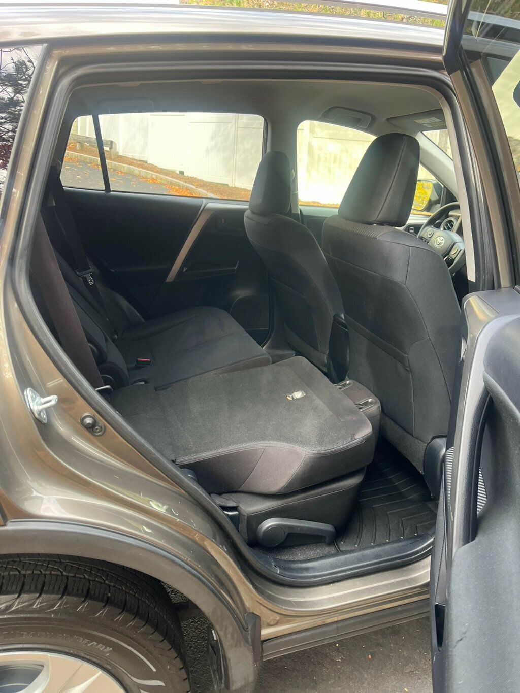 2015 Toyota RAV4 AWD 4dr LE - 22940984 - 8