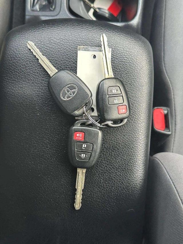 2015 Toyota RAV4 AWD 4dr LE - 22949706 - 27