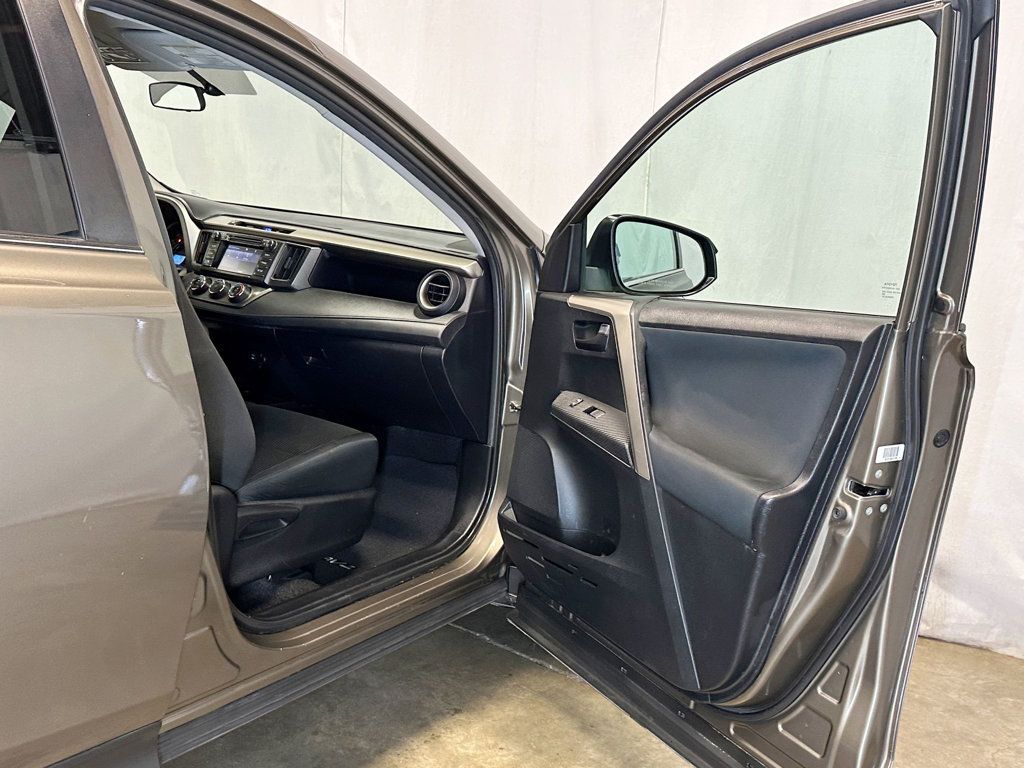 2015 Toyota RAV4 AWD 4dr LE - 23057898 - 14