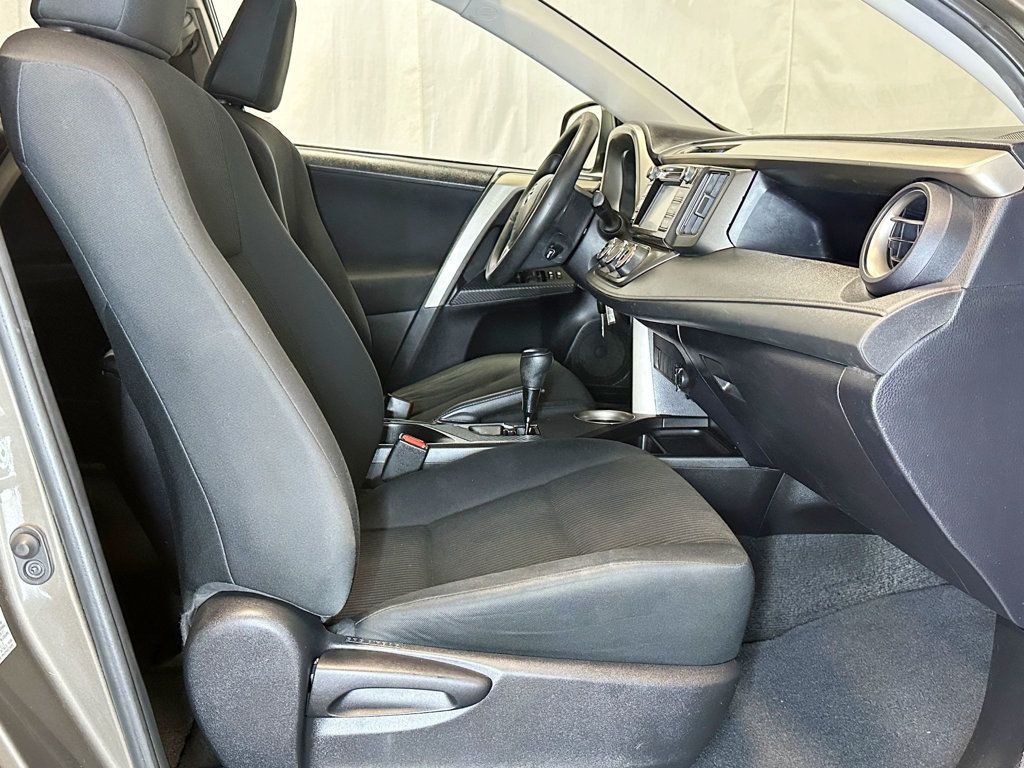 2015 Toyota RAV4 AWD 4dr LE - 23057898 - 16