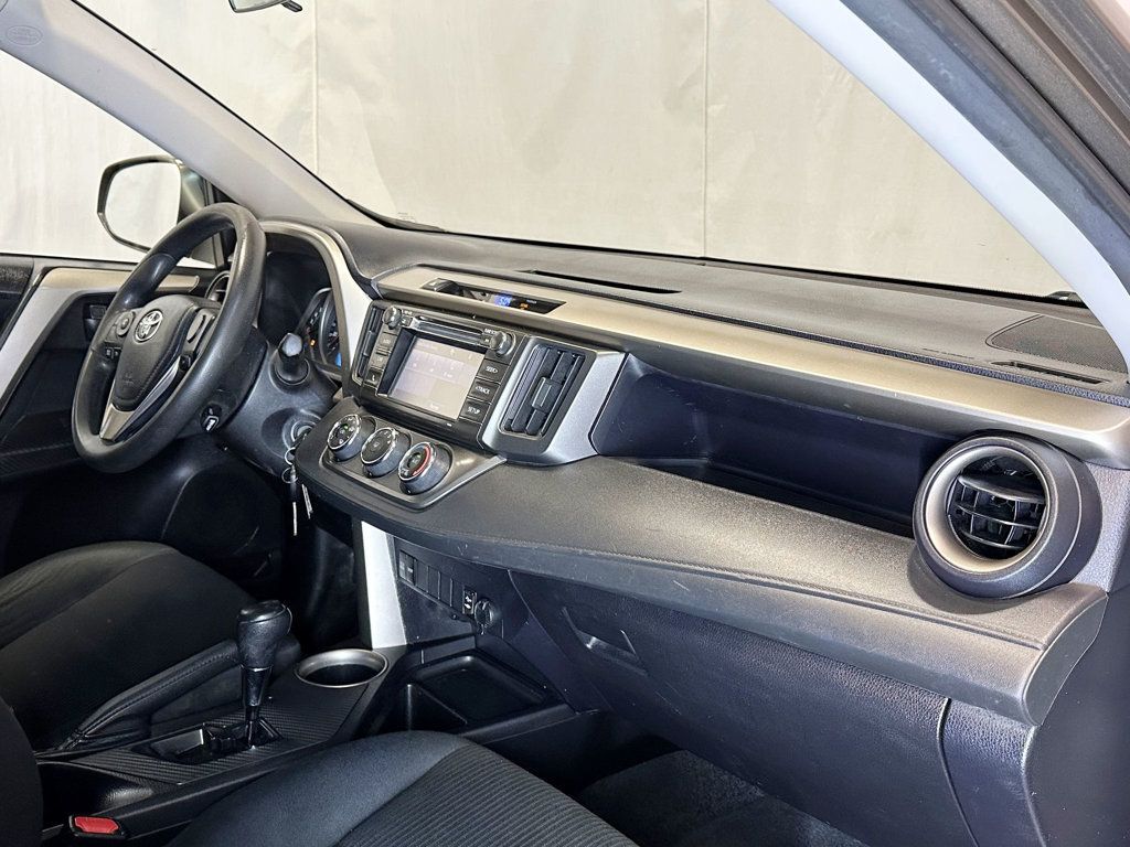 2015 Toyota RAV4 AWD 4dr LE - 23057898 - 17