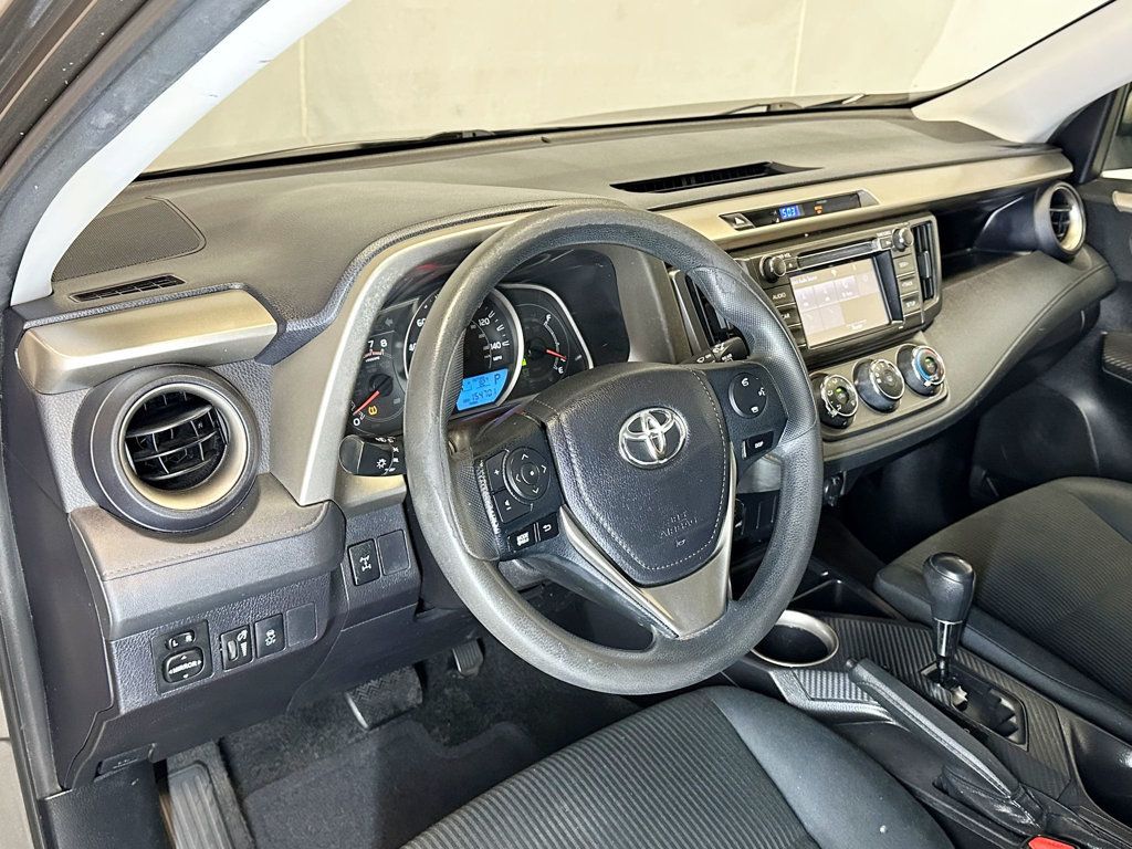 2015 Toyota RAV4 AWD 4dr LE - 23057898 - 18