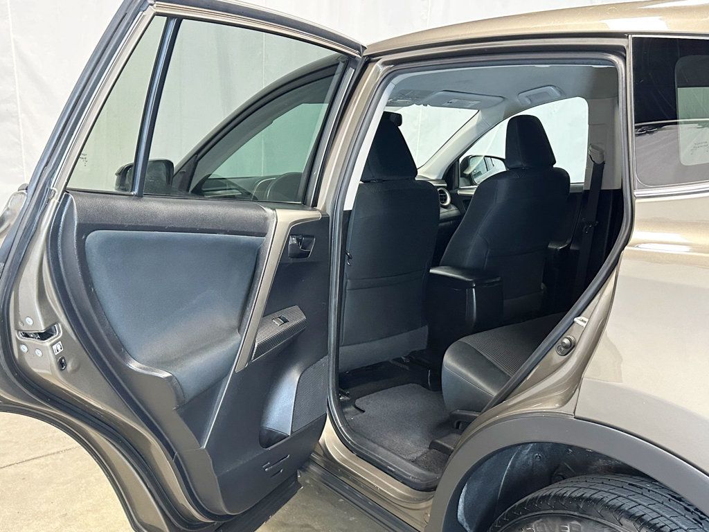 2015 Toyota RAV4 AWD 4dr LE - 23057898 - 27