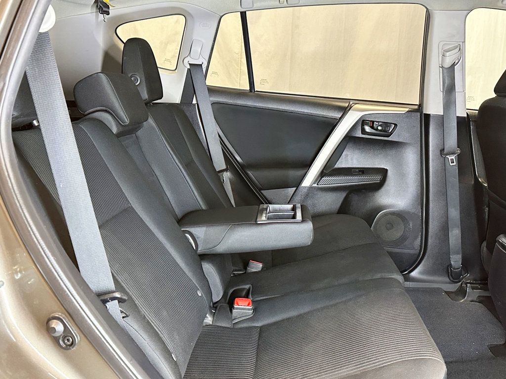 2015 Toyota RAV4 AWD 4dr LE - 23057898 - 30