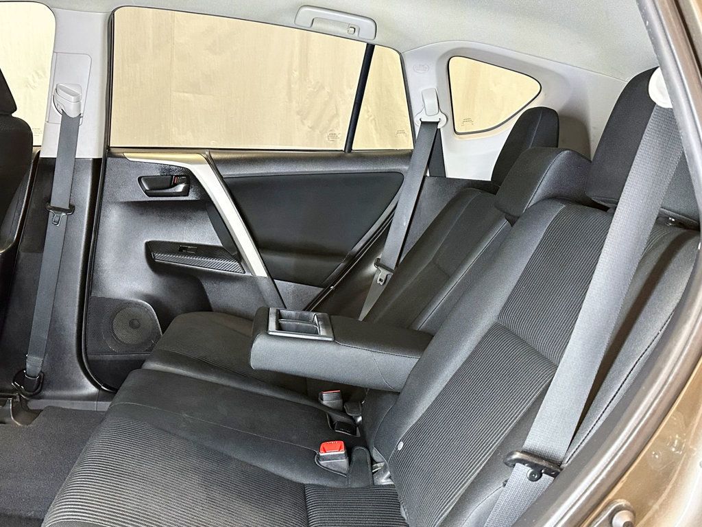 2015 Toyota RAV4 AWD 4dr LE - 23057898 - 31