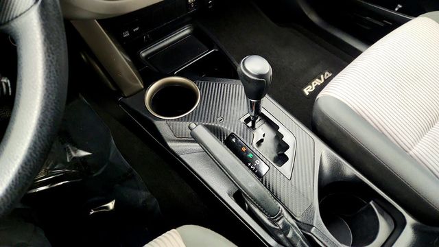 2015 Toyota RAV4 AWD 4dr LE - 22970632 - 15