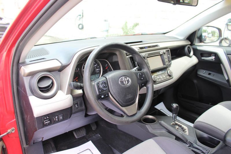 2015 Toyota RAV4 AWD 4dr XLE - 22883871 - 11