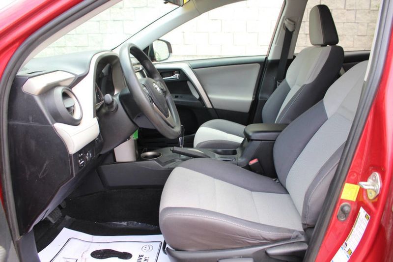 2015 Toyota RAV4 AWD 4dr XLE - 22883871 - 16